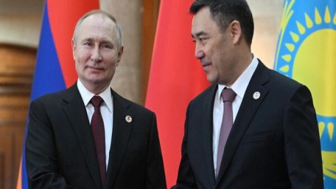 Putin Japarovla görüşdü