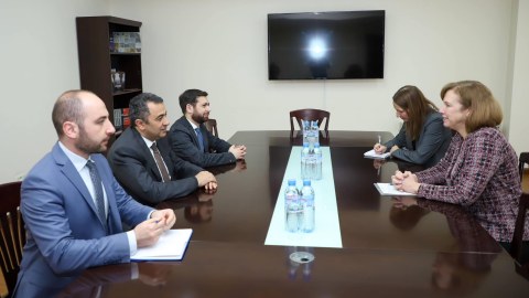 İrəvanda ABŞ, Rusiya və Fransa səfirləri ilə sülh müzakirəsi