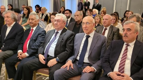 Tanınmış şəxslərə Heydər Əliyevlə bağlı saat hədiyyə olundu