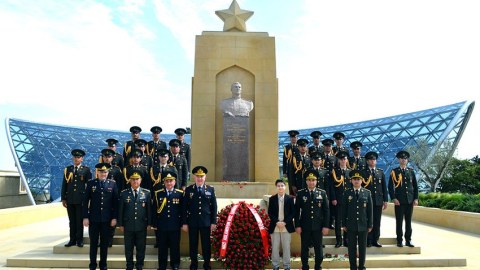 Hərbçilər Həzi Aslanovun məzarını ziyarət ediblər