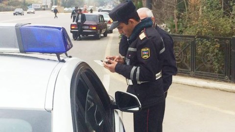 Postda insident: Sərnişin polisi bıçaqla hədələdi
