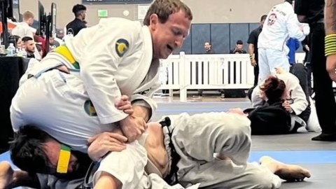 Zukerberq ilk yarışda qızıl medal qazandı