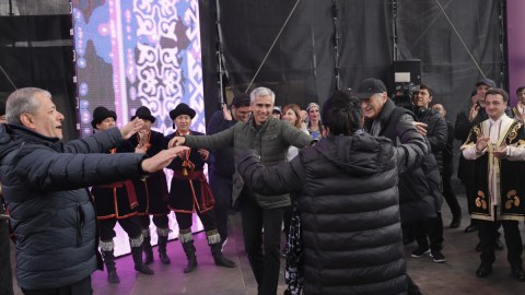Sənət adamları və rəsmilər Cıdır düzündə rəqs etdilər - FOTO