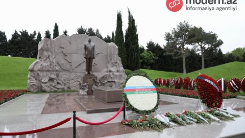 Dövlət rəsmiləri Heydər Əliyevin məzarını ziyarət edib - FOTOLAR