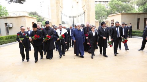 Dini konfessiya rəhbərləri Heydər Əliyevin məzarını ziyarət edib