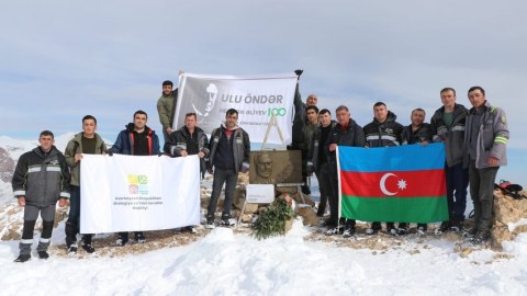 Nazirlik əməkdaşları “Heydər zirvəsi”ndə - FOTOLAR