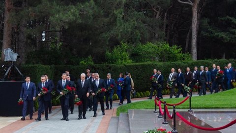 Nazirlik əməkdaşları Ulu Öndərin məzarını ziyarət edib