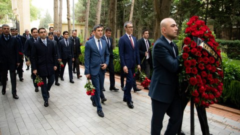 “AzerGold”un kollektivi Heydər Əliyevin məzarını ziyarət edib - FOTO