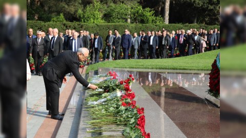 AHİK rəhbərliyi Heydər Əliyevin məzarını ziyarət edib - FOTO