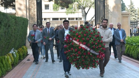 BMU-nun kollektivi Ümummilli Liderin məzarını ziyarət edib - FOTO