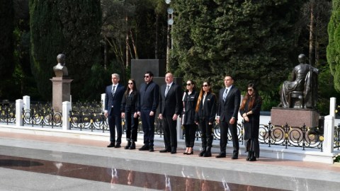Prezident və ailəsi Heydər Əliyevin məzarını ziyarət edib - FOTO