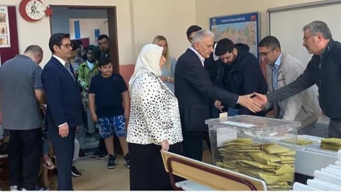 Səs vermək üçün yarım saat növbə gözlədik - Binəli Yıldırım