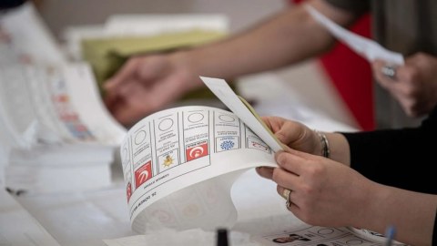 İncenin partiyasında kütləvi İSTEFALAR