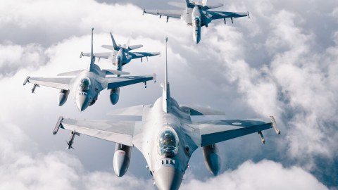 Ukrayna Qərbdən 50-yə yaxın F-16 istəyir