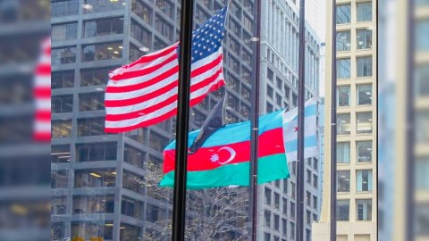 Çikaqonun mərkəzində Azərbaycan bayrağı qaldırılıb