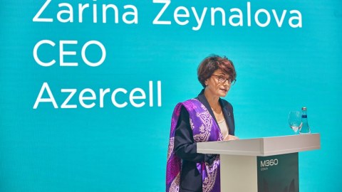 Azercell-in prezidenti mobil operatorlarının rolundan danışdı - FOTO