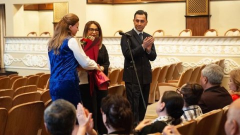 Mehriban Ələkbərzadə kollektivə təqdim olunub - FOTO