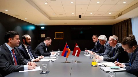 Mirzoyan latviyalı həmkarı ilə Azərbaycanı müzakirə etdi 
