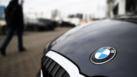 Ukraynaya yardım üçün yığılan pulla özünə maşın aldı 