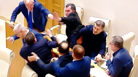 Gürcü deputatlar Rusiyaya görə dalaşdılar 