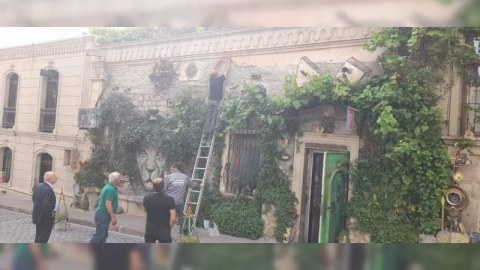 İçərişəhərdəki qalmaqallı daş yumruq SÖKÜLDÜ