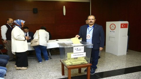 Türkiyə səfiri səs verdi 