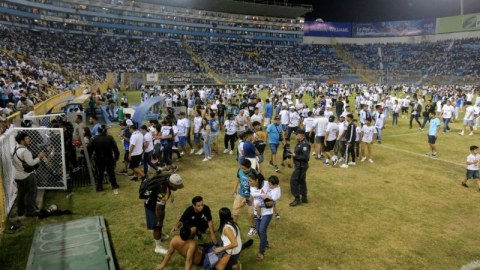 Futbol stadionunda izdiham - 12 ölü