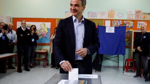 Yunanıstanda parlament seçkiləri - Hakim partiya öndədir 