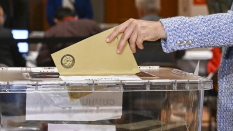 Türkiyə seçkiləri: Xaricdə səs verənlərin sayı 1.6 milyonu keçdi