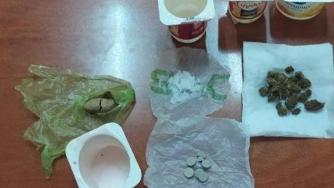 Həbsdə olan tanışına narkotik keçirmək istədi