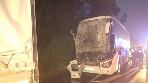 Seçki avtobusu qəzaya düşdü - 22 yaralı 