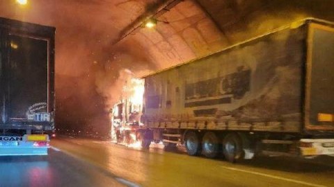 Tuneldə maşın yandı - 17 nəfər xəstəxanaya yerləşdirildi