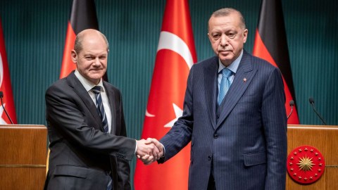 Şolts seçkiyə görə Ərdoğana ZƏNG ETDİ 