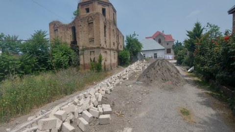 Tarixi abidənin mühafizə zonasında inşa olunan hasar söküldü