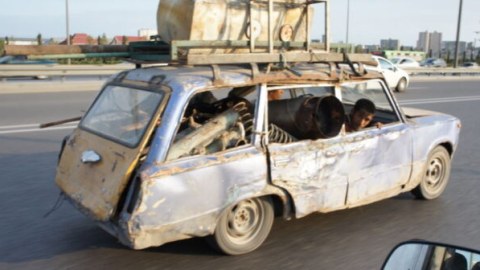 Ölkəyə köhnə avtomobil gətirənlərin NƏZƏRİNƏ