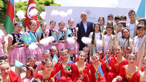 Nazir uşaqları belə təbrik etdi - VİDEO