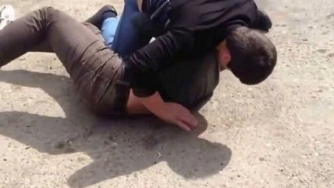 Şəmkirdə ata-oğul küçədə döyüldü