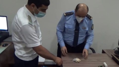 Rüşvət alarkən tutulan gömrük polkovniki azadlığa buraxıldı