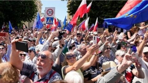Polşada yarım milyon insan etiraza qalxdı 