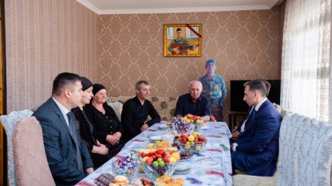 Nazir Qusarda şəhid ailəsini ziyarət edib