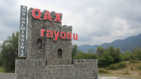 Qaxda nəqliyyatın hərəkəti dayandırıldı