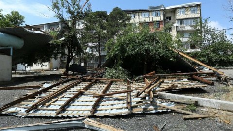 Güclü külək binanın dam örtüyünü qopardı - 5 maşına ziyan dəydi