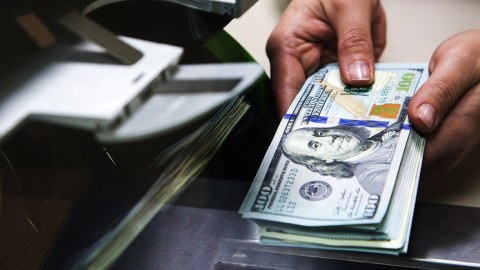 Banklar dollar alışını kəskin endirib