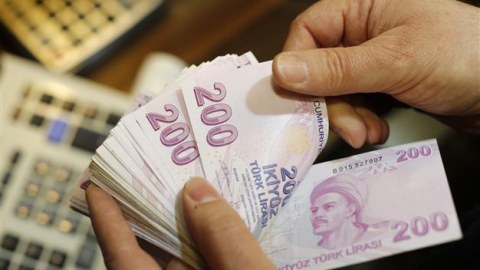 Lirə ucuzlaşaraq tarixi minimuma endi