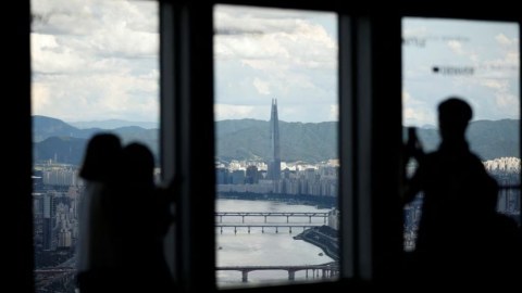 123 mərtəbəli binaya dırmaşmaq istədi, 73-cü mərtəbədə saxlanıldı - FOTO