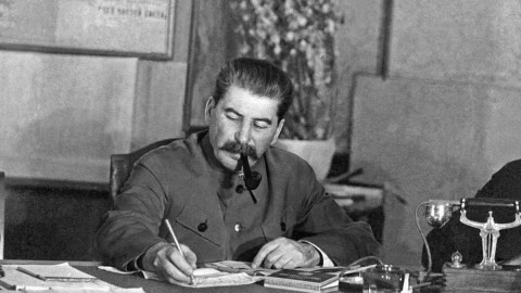 Stalinin heykəlinin başı qoparıldı - FOTO