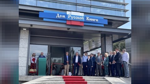 Kreml rəsmisi Qafana gəldi - Rus Kitab Evi açıldı