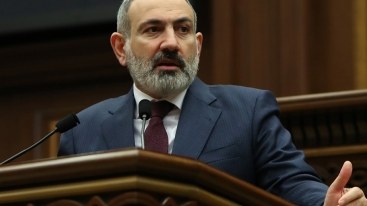 Paşinyan Ermənistan gerbini tənqid etdi 