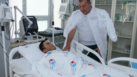 DSX rəisinin müavini yaralı hərbçimizə baş çəkdi