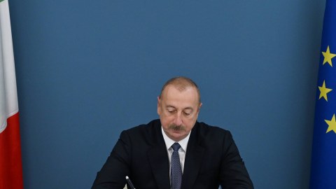 İlham Əliyev İtaliya səfirliyində - Berluskoni ilə əlaqədar başsağlığı verdi